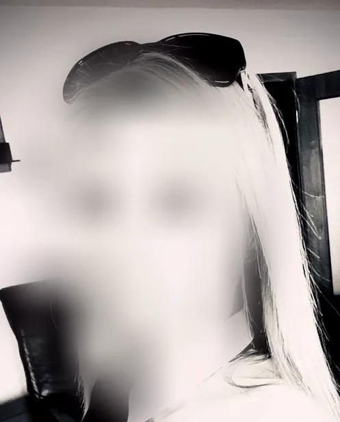Julia, 37